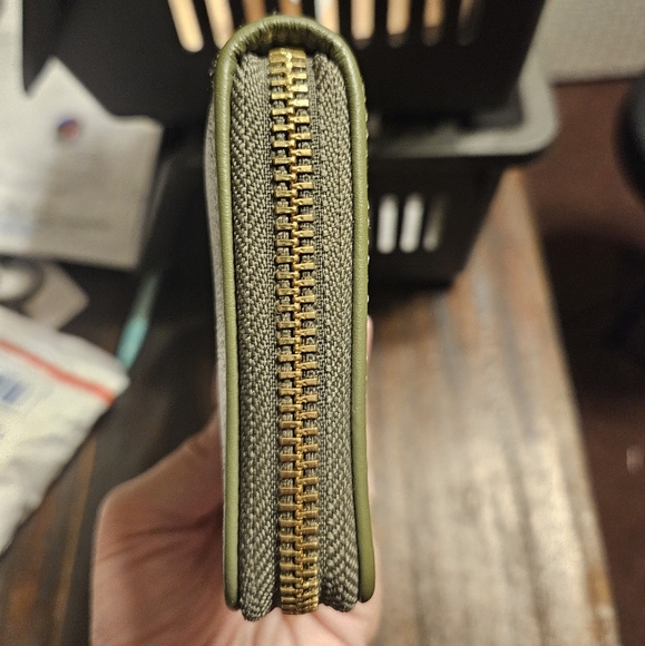 Coach Signature Accordion Zip Wallet Like New! - Picture 4 of 10